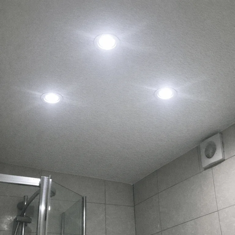 Badezimmer mit modernisierten Spots an der Decke